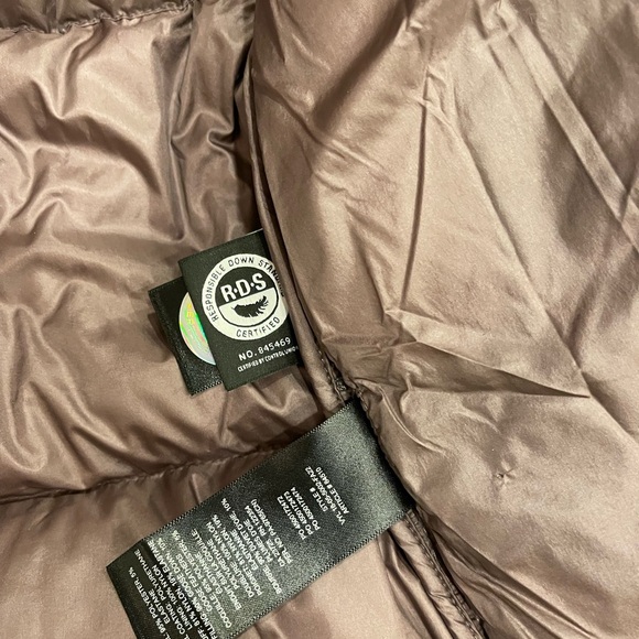 Aritzia The Super Puff Plum Lacquer Shorty.
Water repellent and wind proof. SZ S - Picture 4 of 8